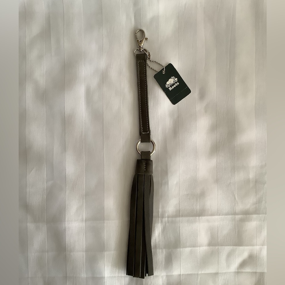 🇨🇦 Roots Tribe Leather Bag Tassel - Pine - NWT